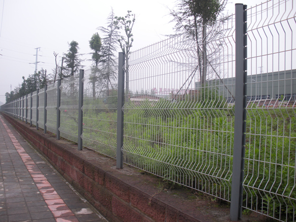 安平縣三角折彎護(hù)欄網(wǎng)案例